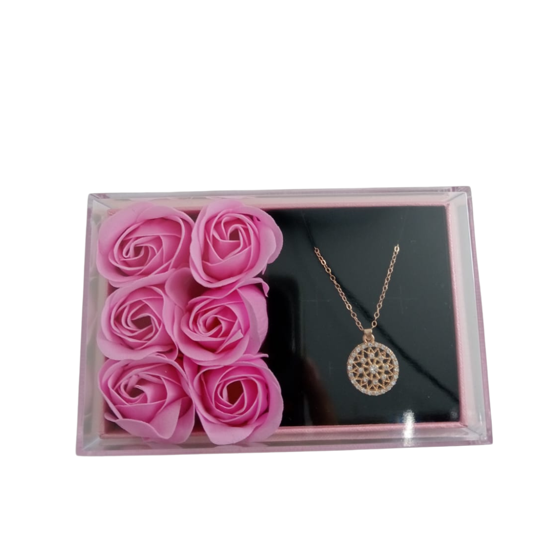 Caja x6 rosas mas collar